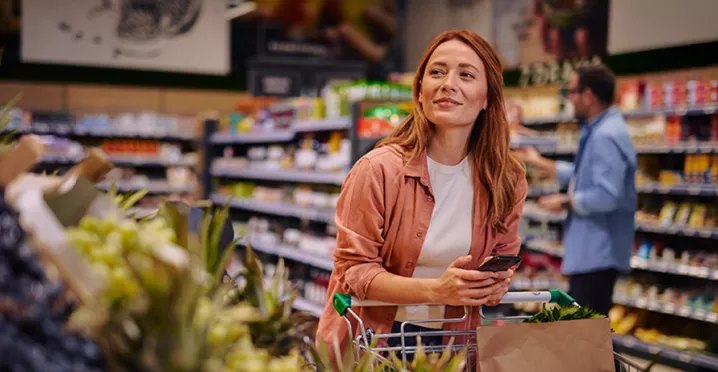 Persona-fa-spesa-con-buoni-pasto-esentasse