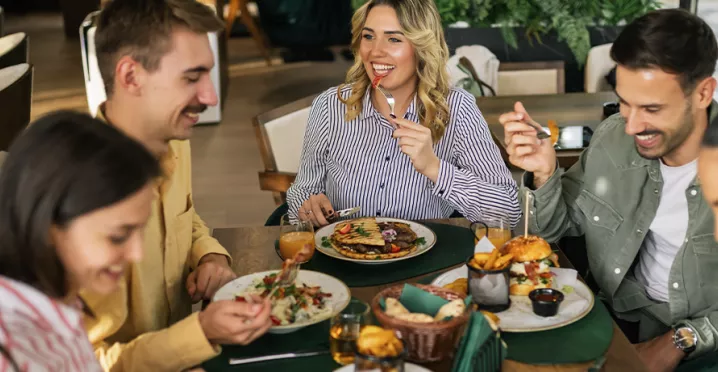 colleghi-felici-usano-buoni-pasto-aziendali