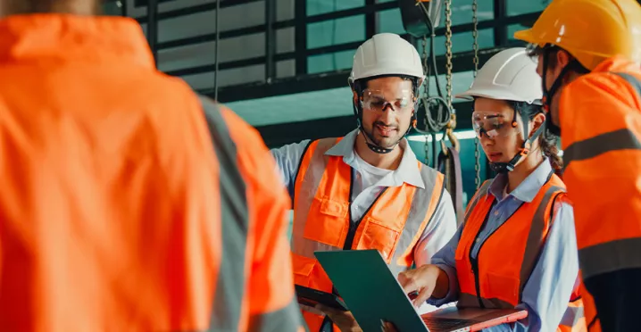 dipendenti-al-lavoro-con-ccnl-metalmeccanici