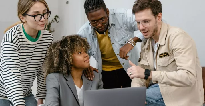 Colleghi che lavorano insieme davanti al computer