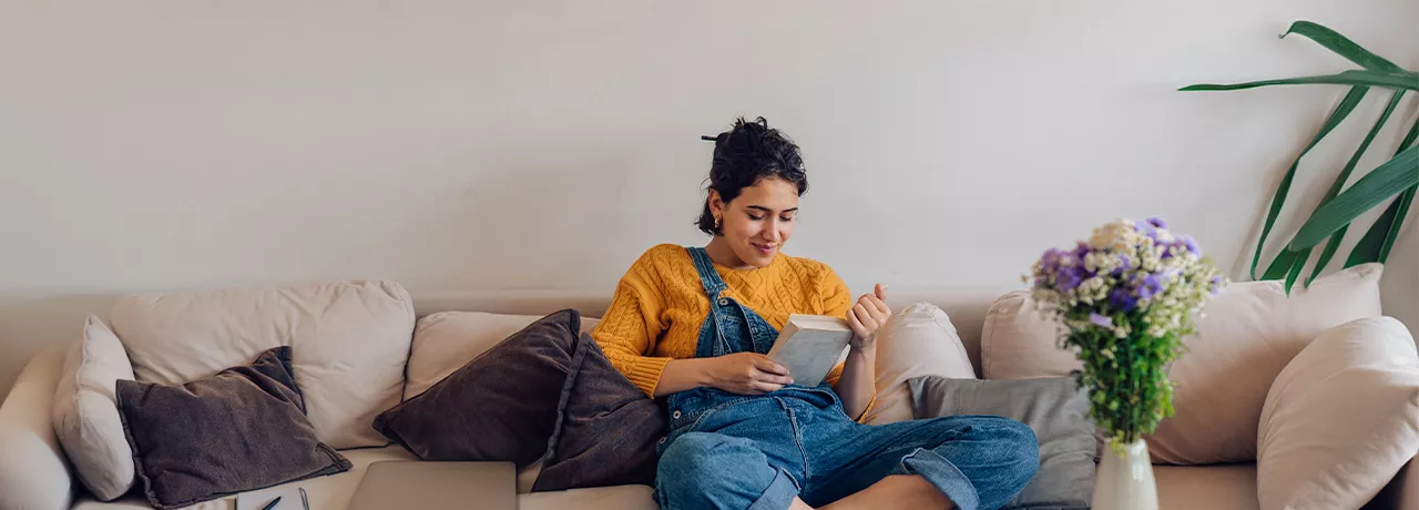 ragazza che legge u libro a casa 