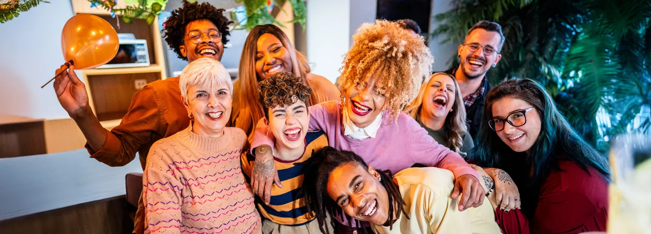 colleghi-felici-al-lavoro