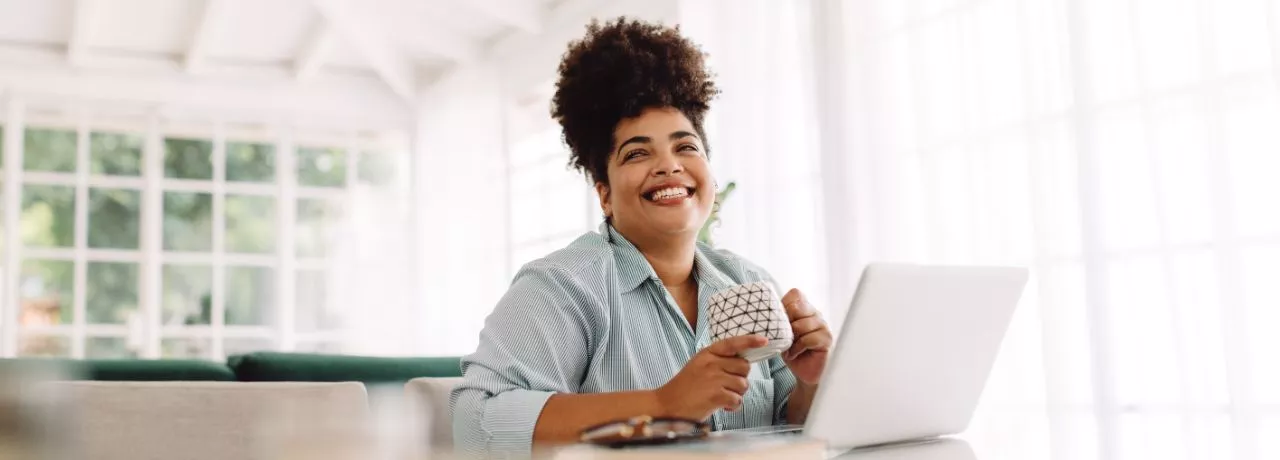 Concetto di benessere organizzativo e donna che sorride