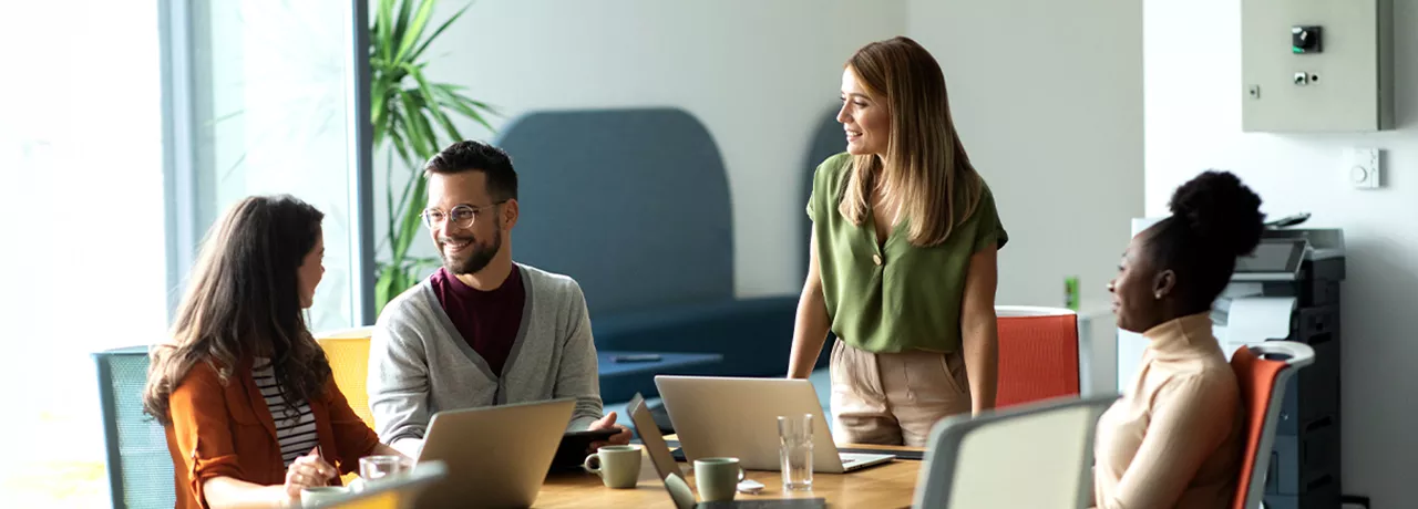 Gruppo che lavora felice grazie alla cultura aziendale positiva