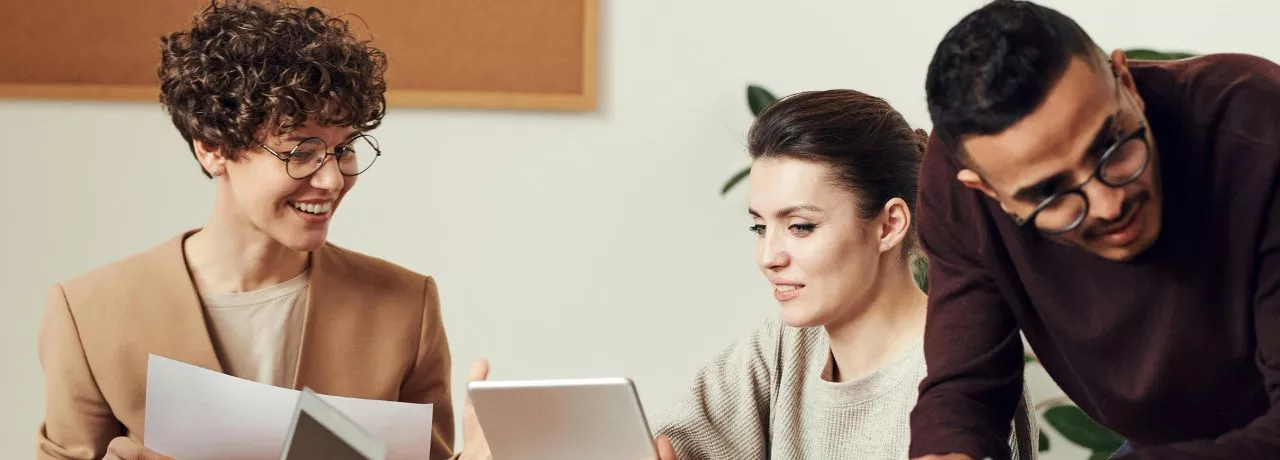 colleghi lavorano insieme