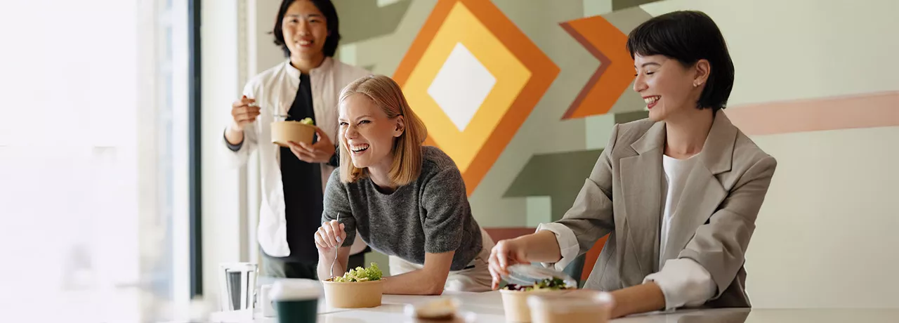 colleghi-consumano-pranzo-salutare-con-buoni-pasto
