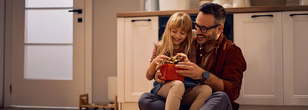 padre-figlia-felici-regalo-natale-aziendale