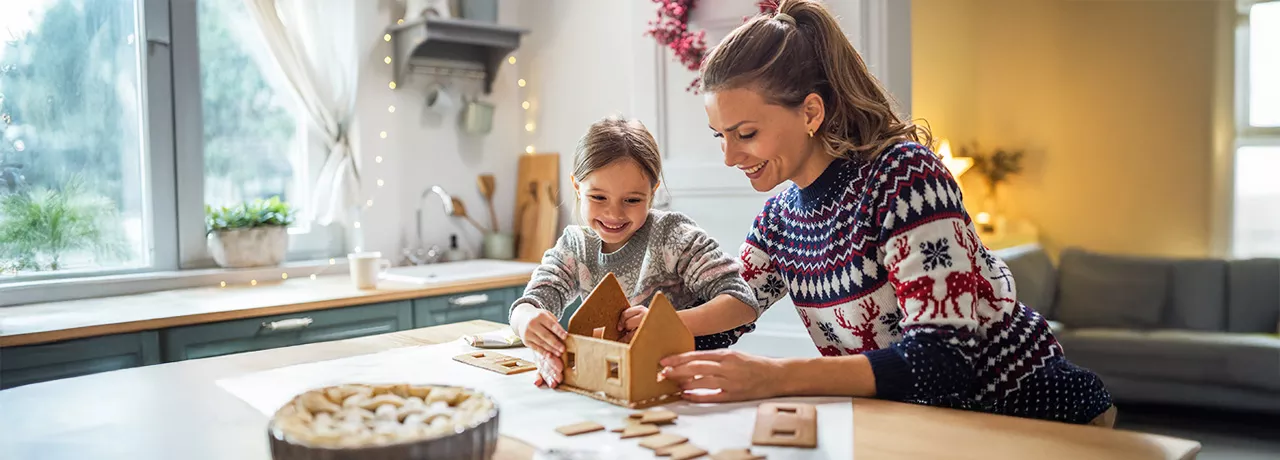 mamma-e-figlia-fanno-casetta-marzapane