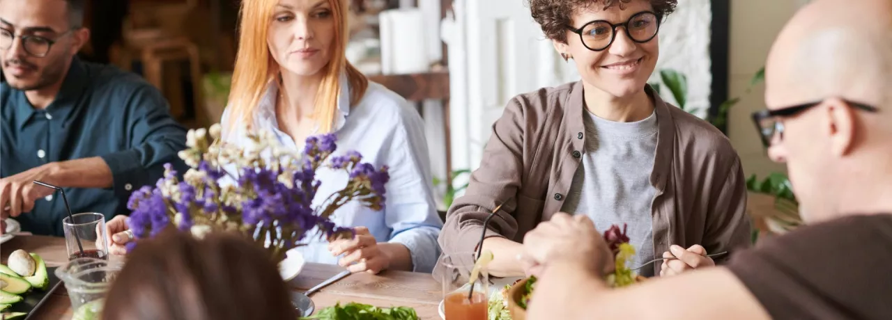 colleghi pranzano con buoni pasto