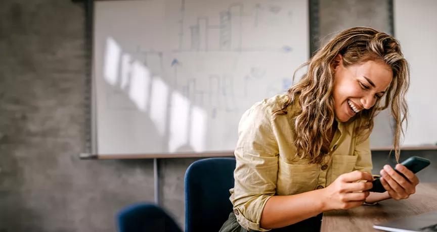 lavoratrice davanti al computer
