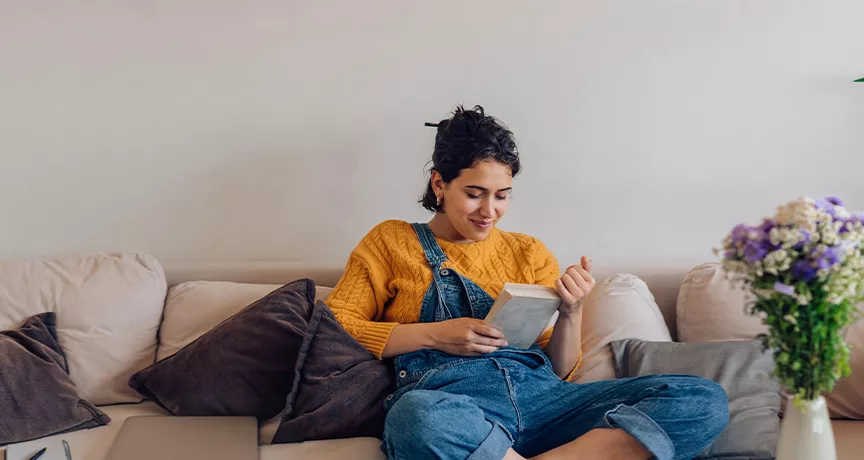 ragazza che legge u libro a casa 