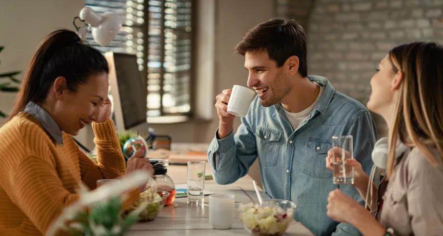 colleghi in pausa pranzo