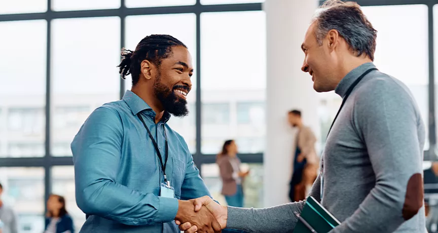 stretta-di-mano-colleghi-per-rinnovo-ccnl