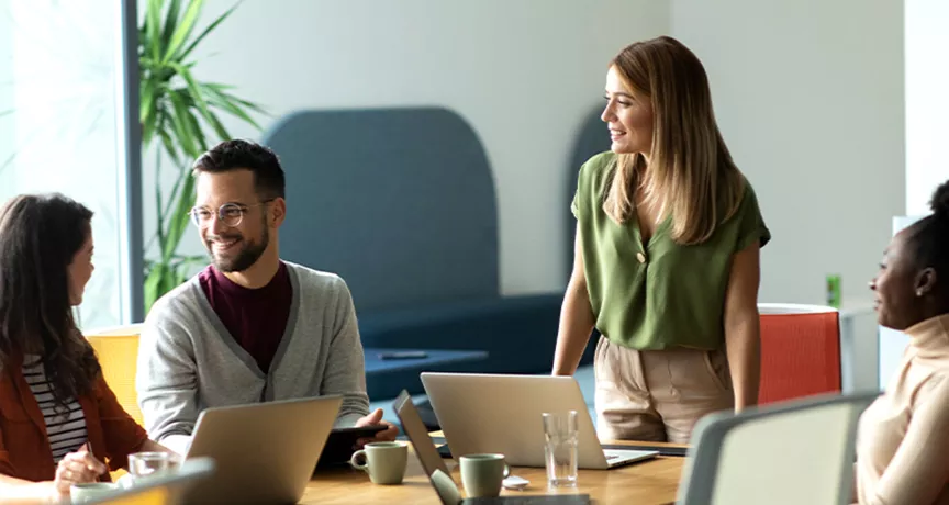 Gruppo che lavora felice grazie alla cultura aziendale positiva