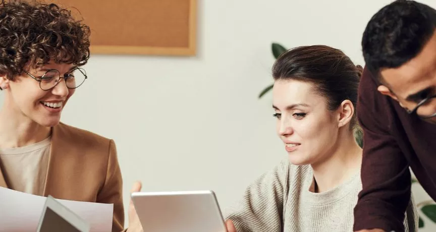 colleghi lavorano insieme