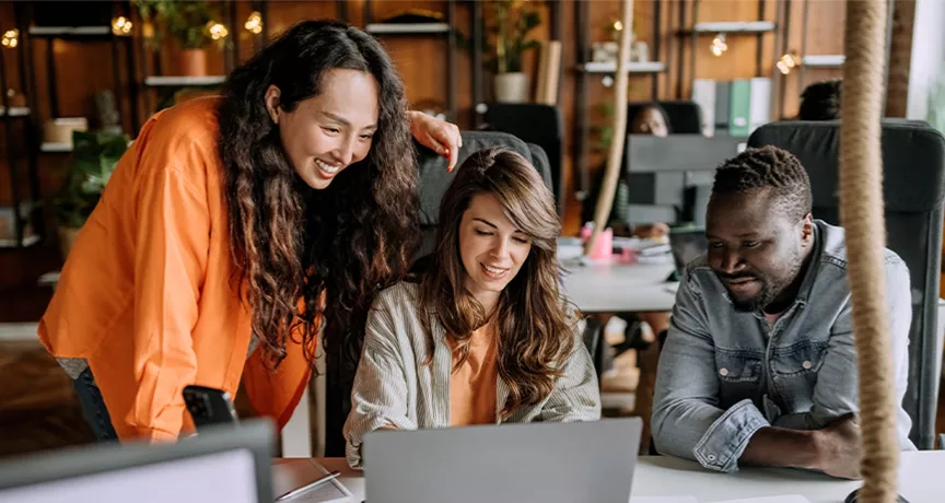 colleghi-felici-grazie-ai-benefit-aziendali