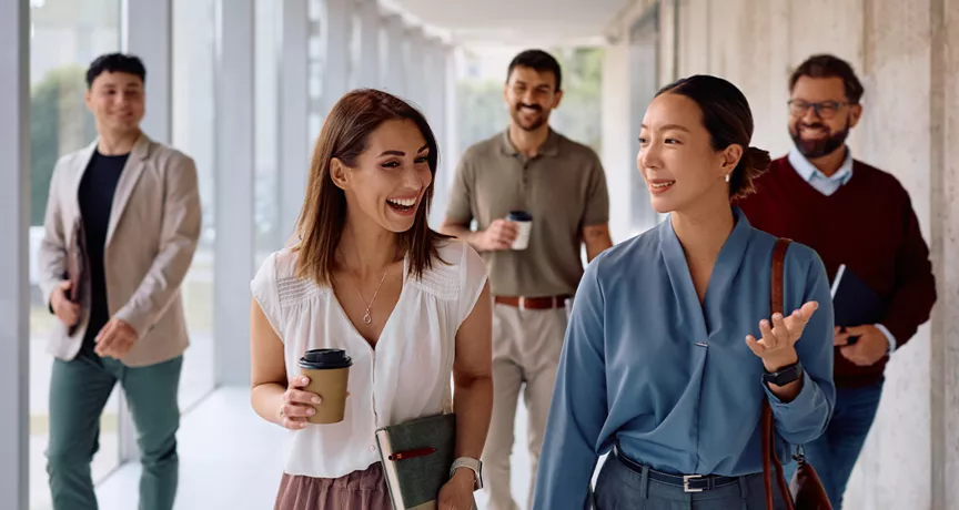 dipendenit-felici-camminano