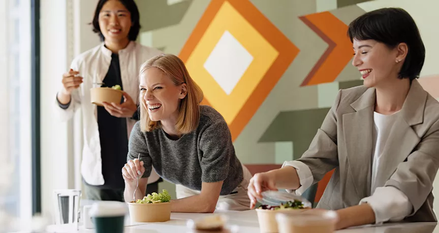 colleghi-consumano-pranzo-salutare-con-buoni-pasto
