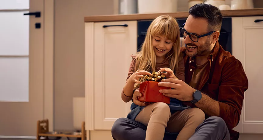 padre-figlia-felici-regalo-natale-aziendale