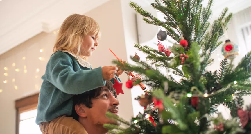 dipendente-addobba-albero-di-natale