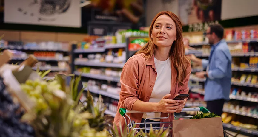 Persona-fa-spesa-con-buoni-pasto-esentasse