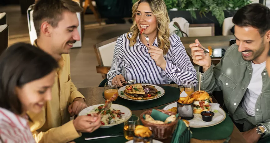 colleghi-felici-usano-buoni-pasto-aziendali