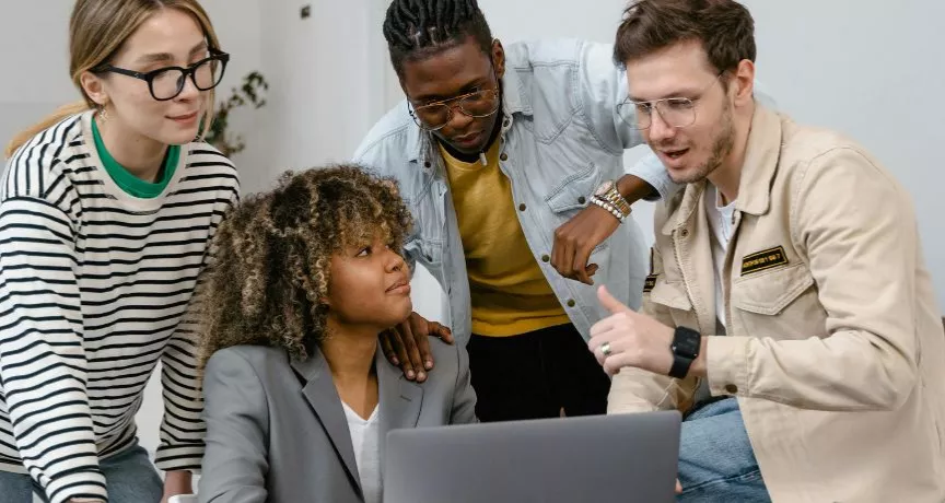 Colleghi che lavorano insieme davanti al computer