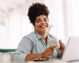 Concetto di benessere organizzativo e donna che sorride