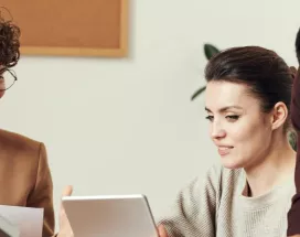 colleghi lavorano insieme