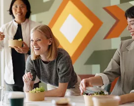 colleghi-consumano-pranzo-salutare-con-buoni-pasto