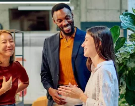 colleghi-felici-in-ufficio