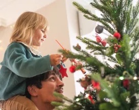 dipendente-addobba-albero-di-natale