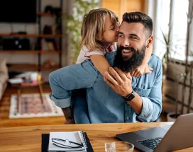 lavoratore-autonomo-con-sua-figlia-usa-buoni-pasto