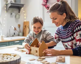 mamma-e-figlia-fanno-casetta-marzapane