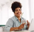 Concetto di benessere organizzativo e donna che sorride