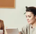 colleghi lavorano insieme