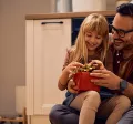 padre-figlia-felici-regalo-natale-aziendale
