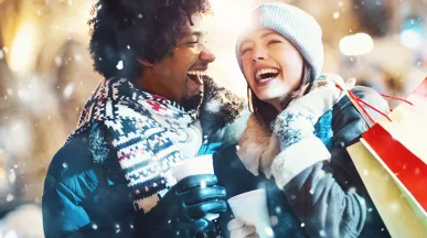 coppia che fa shopping a natale