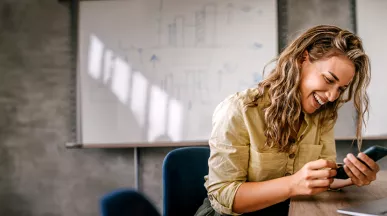 lavoratrice davanti al computer