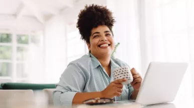 Concetto di benessere organizzativo e donna che sorride