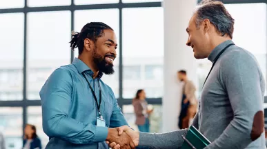 stretta-di-mano-colleghi-per-rinnovo-ccnl