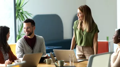 Gruppo che lavora felice grazie alla cultura aziendale positiva