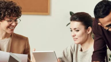 colleghi lavorano insieme