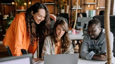 colleghi-felici-grazie-ai-benefit-aziendali