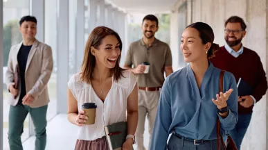 dipendenit-felici-camminano