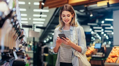 dipendente-fa-la-spesa-con-buoni-pasto-elettronici