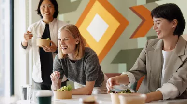 colleghi-consumano-pranzo-salutare-con-buoni-pasto