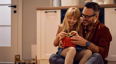 padre-figlia-felici-regalo-natale-aziendale