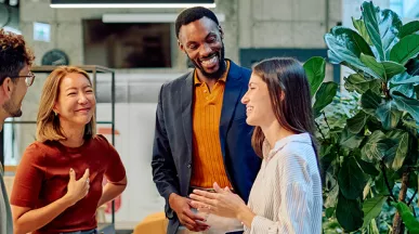 colleghi-felici-in-ufficio