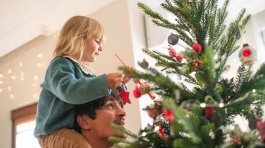 dipendente-addobba-albero-di-natale